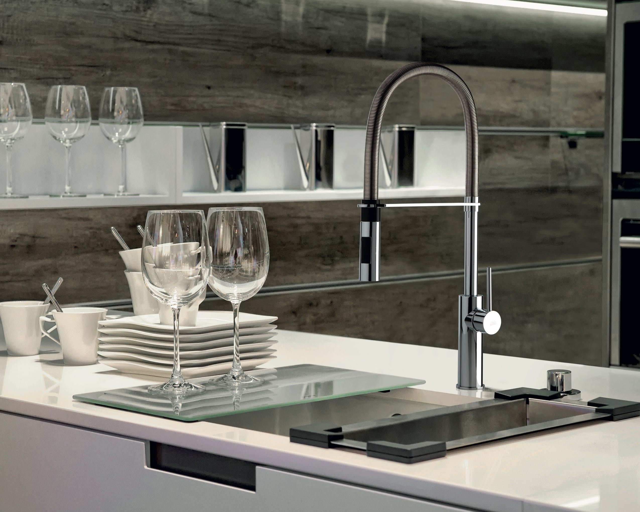 Paffoni Light køkkenarmatur med sort fjeder-slange