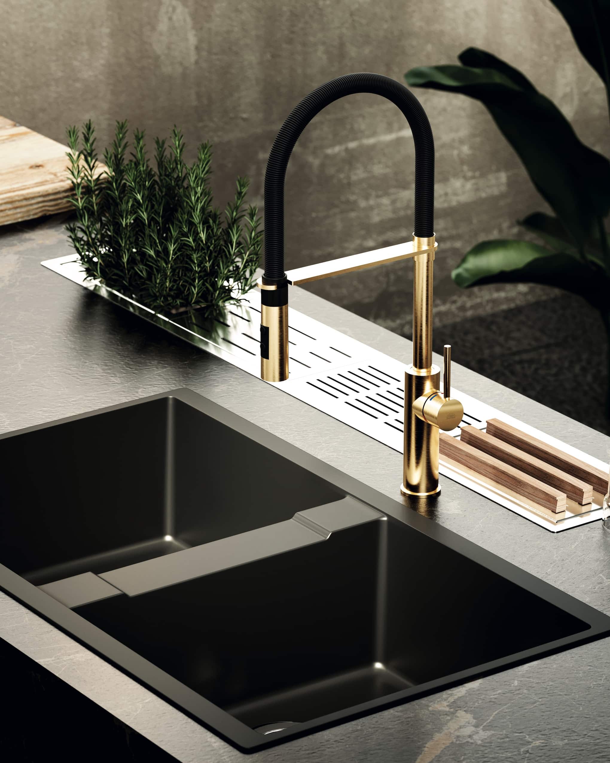 Paffoni Light køkkenarmatur med sort fjeder-slange